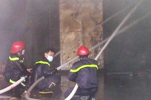 消防隊員奮勇滅火。（圖源：月潮）