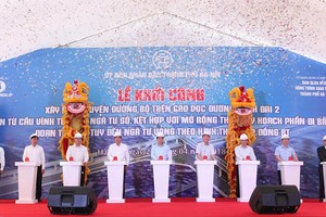 河內市領導與投資商在動工儀式上按鈕啟動該工程項目。（圖源：英俊）