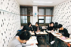 韓國掀起越語熱。圖為韓國首爾某一公司的文員在學習越語。（圖源：CHOSUN ILBO）