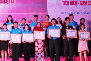 組委會表彰優秀民族青年。