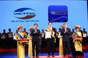 新聞與傳播部副部長阮明紅(前右一)向Viettel代表頒發2018年“奎宿”稱號並表示祝賀。