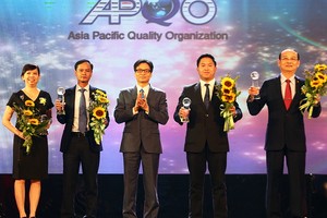 政府副總理武德膽（中）向各企業頒獎。（圖源：俊明）