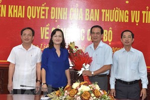 薄察省省委常務副書記黎氏愛南(左二)向黎清雄同志(右二)送鮮花表示祝賀。（圖源：黃史）