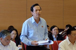 勞動與榮軍社會部長陶玉容在會議上闡述準備上呈黨中央七中全會審議社會保險的初步提案。（圖源：VOV）