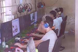 眾多學生在平盛郡第十七坊長沙街上某網店玩網遊（攝於本月十二日中午十二時）。