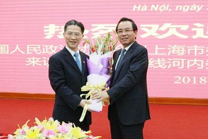 河內市越南祖國陣線委員會主席 武鴻慶(右)接見中國全國政協常委周漢民。（圖源：賢芳）