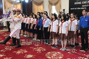 本市某一學生團在統一會場參加潘伯伯弔唁儀式。（圖源：市黨部新聞網）