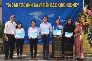 第五郡婦聯會向清貧大學生頒發５份阮氏明開獎助學金。