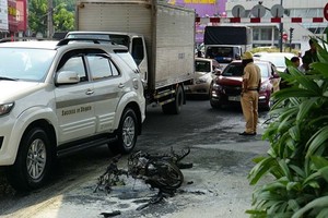 火勢熄滅後，該摩托車只剩車架。（圖源：CT）