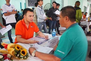 本市缺乏普通勞工。圖為本市某一流動招聘會現場接受求職者前來應聘。（圖源：T.Liễu）