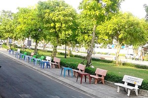 公園石凳被佔用。