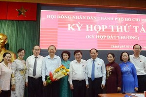 市領導與黎文科同志合影留念。（圖源：喬峰）