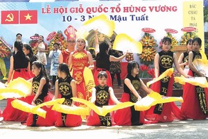 雄王高中學校學生重現雄王事跡。