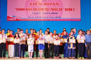 組委會向少數民族青少年頒發獎狀。