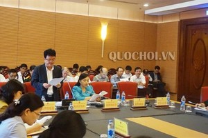 衛生部副部長范黎俊在會議上報告有關厲行節約、反浪費工作。（圖源：國會新聞網）