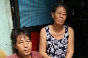 朱賴辜與兒子正等錢醫病。