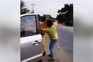 交警執行任務時遭毆打。（圖源：視頻截圖）