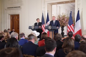 4月24日，在美國華盛頓白宮，美國總統特朗普（右）與到訪的法國總統馬克龍出席聯合記者會。（圖源：新華網）