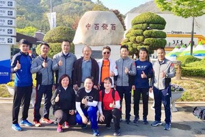 朴恒緒教練與越南射擊隊成員合影。