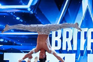 江氏兄弟在《英國達人秀》舞台上揚威一瞥。