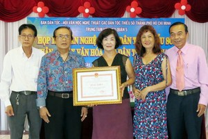 市民族處主任吳文展（右一）向該團頒獎。