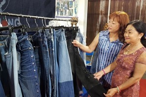 消費者參觀華人企業越鴻的牛仔布料。