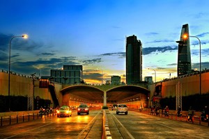 從本月30日晚上8時至5月1日凌晨4時將禁止兩輪車往返武文傑大道、西貢河隧道、梅志壽大道，即第一郡記功街通往第二郡守添橋引路的路段。圖為西貢河隧道第二郡彼岸出入口一瞥。（示意圖源：互聯網）