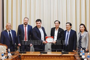 市人委會常務副主席黎清廉(右三)向烏克蘭基礎設施部副部長多夫甘贈送紀念品並合影留念。（圖源：市黨部新聞網）