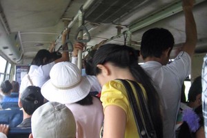 在巴士上的擁擠空間最容易被性騷擾。