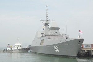 新加坡海軍隱形護衛艦剛毅號抵達峴港市仙沙港。（圖源：吳光）