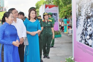 市委副書記武氏蓉(左一)出席“四‧三〇”南方解放圖片展。