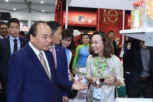 政府總理阮春福參觀越南企業展位。（圖源：統一）
