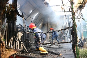 消防隊員在火警現場奮勇滅火。