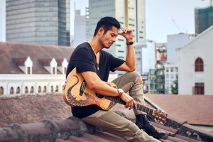 林‧維塞伊與陪伴自己流浪的結他。