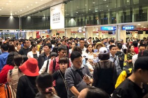 新山一機場大廳擠滿了乘客。（圖源：Zing）