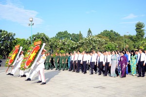 市領導代表團前往市烈士陵園晉謁英雄烈士。（圖源：龍湖）