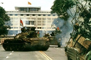 1975年4月30日上午解放軍坦克駛進獨立宮，宣告從此南方解放，祖國統一。（圖源：互聯網）