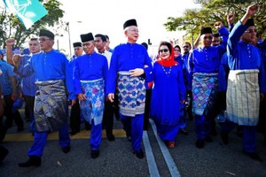 馬來西亞首相納吉（右四）與夫人羅斯瑪（右三）及多名巫統黨要前往提名站。納吉是第九次競選彭亨州北根國會議席。（圖源：路透社）