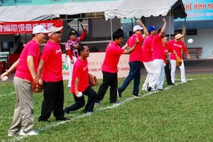 與會貴賓步入球場進行開球儀式。