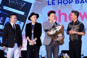 （右起）譚永興、藍長、楊兆宇共同出席以虛擬貨幣計費的Showbizstore應用程式發佈會。