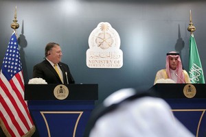 4月29日，沙特阿拉伯外交大臣朱拜爾（右）和美國新任國務卿蓬佩奧在利雅得出席記者會。（圖源：AP）