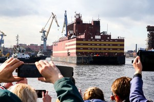 “羅蒙諾索夫院士”號被拖離聖彼得堡，圍觀群眾拿出手機拍照。（圖源：VCG） 