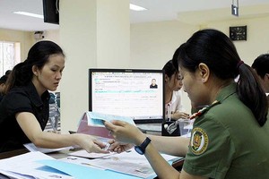 民眾在出入境管理科申辦護照。