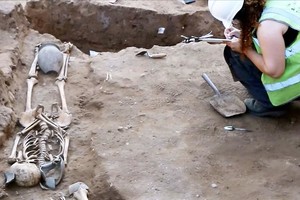 研究人員在場修復骸骨。（圖源：SWNS）