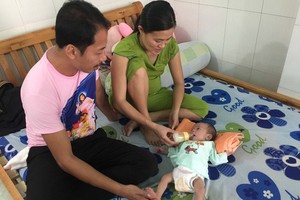 小達的父母在平陽省苡安市一位熟人的租房裏暫住，方便孩子治療。