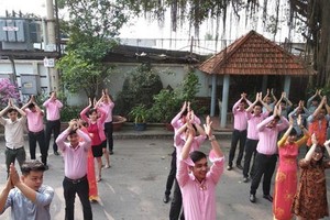 大勇機械貿易股份公司工人在工作前做體操。