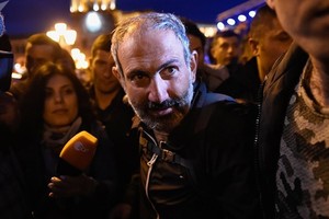 反對派領導人帕希尼揚與示威人群封鎖了進出市中心共和國廣場的通道。（圖源：Sputnik）