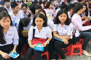 高中三學生參加2018年高考諮詢活動。