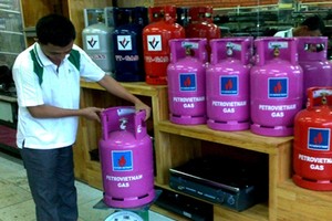 12 公斤裝瓦斯每瓶上漲 1 萬元。（示意圖源：互聯網）