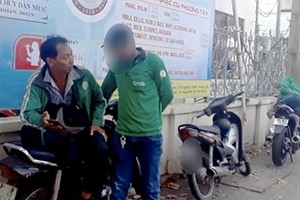 阿龍指引手下宰客招數。